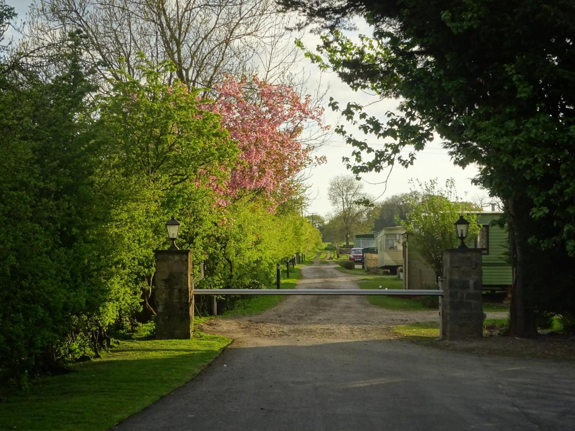 Chequers Inn Harrogate Bagian luar foto